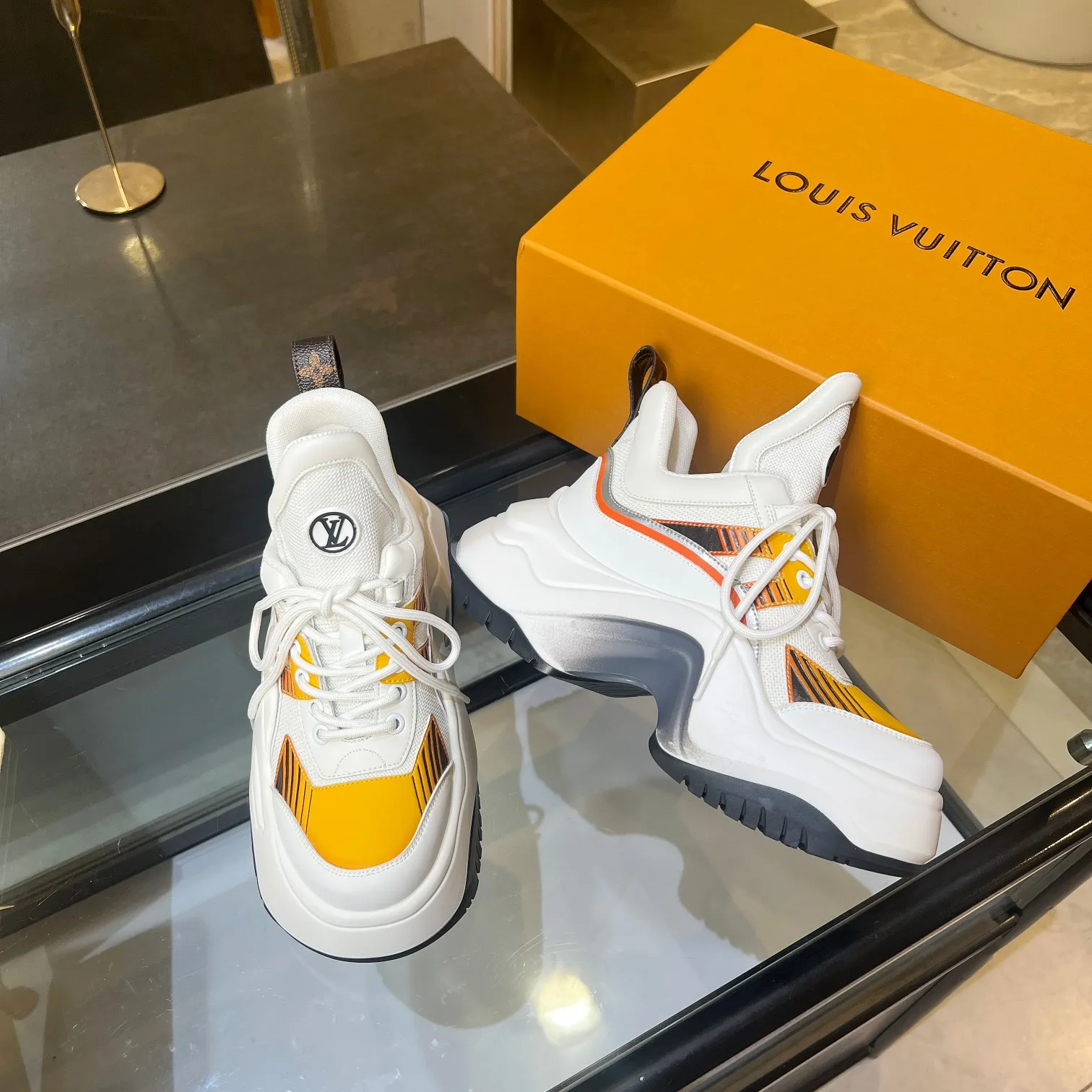 👟👟Ex-factory price 760👟👟 Nicolas Ghesquieye once again refined the design essence of LVArchlight sneakers to create LVArchlight2.0 platfrm sneakers. The combination of multiple technical materials, the wide outsole and the exaggerated tongue highlight the series' recognition, and the latter is marked with the LVCirCle logo 35-41